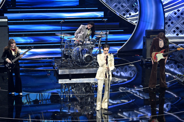Clique para ver imagem em tamanho real
==============
maneskin_editorial_shitterstock_sanremo_festival_2022_28329.jpg maneskin_editorial_shitterstock_sanremo_festival_2022_28329.jpg