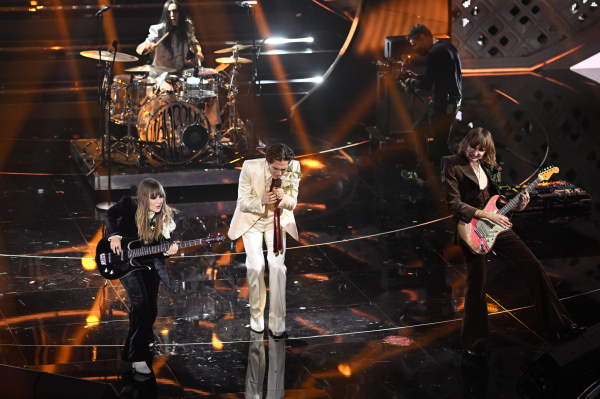 Clique para ver imagem em tamanho real
==============
maneskin_editorial_shitterstock_sanremo_festival_2022_286229.jpg maneskin_editorial_shitterstock_sanremo_festival_2022_286229.jpg