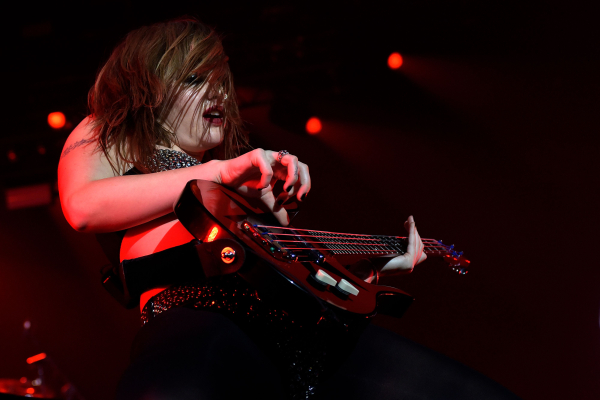 Clique para ver imagem em tamanho real
==============
shutterstock_editorial_Maneskin_live_at_Palazzo_dello_13845990u.jpg shutterstock_editorial_Maneskin_live_at_Palazzo_dello_13845990u.jpg