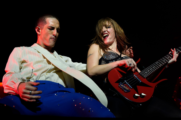 Clique para ver imagem em tamanho real
==============
shutterstock_editorial_Maneskin_live_at_Palazzo_dello_13845990v.jpg shutterstock_editorial_Maneskin_live_at_Palazzo_dello_13845990v.jpg