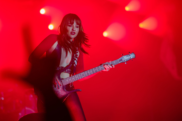 Clique para ver imagem em tamanho real
==============
shutterstock_editorial_Maneskin_In_Concert_In_Bari_I_13854094ad.jpg shutterstock_editorial_Maneskin_In_Concert_In_Bari_I_13854094ad.jpg