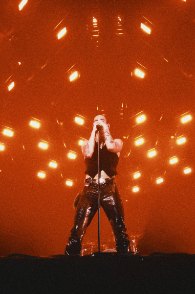 Clique para ver imagem em tamanho real
==============
© Krishna Goma for Les productions
 © Krishna Goma for Les productions