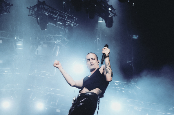 Clique para ver imagem em tamanho real
==============
© Krishna Goma for Les productions
 © Krishna Goma for Les productions