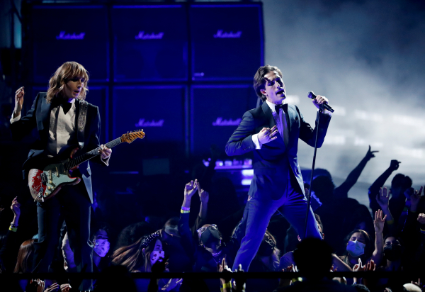 2021-11-22T022620Z_1332926952_RC2EZQ9IZJAN_RTRMADP_3_AWARDS-AMERICAN-MUSIC.JPG