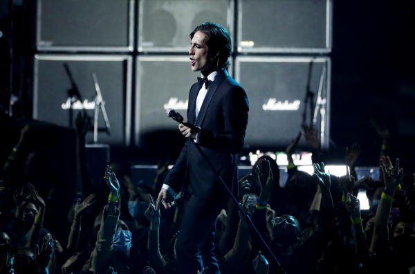 2021-11-22T031732Z_288956925_RC2EZQ9H44J0_RTRMADP_3_AWARDS-AMERICAN-MUSIC.JPG