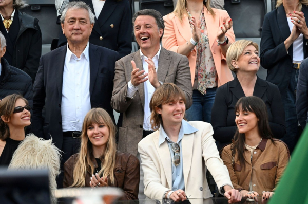 Clique para ver imagem em tamanho real
==============
matteo-renzi-elvira-calderone-victoria-de-angelis-1500w-15308345av.jpeg matteo-renzi-elvira-calderone-victoria-de-angelis-1500w-15308345av.jpeg